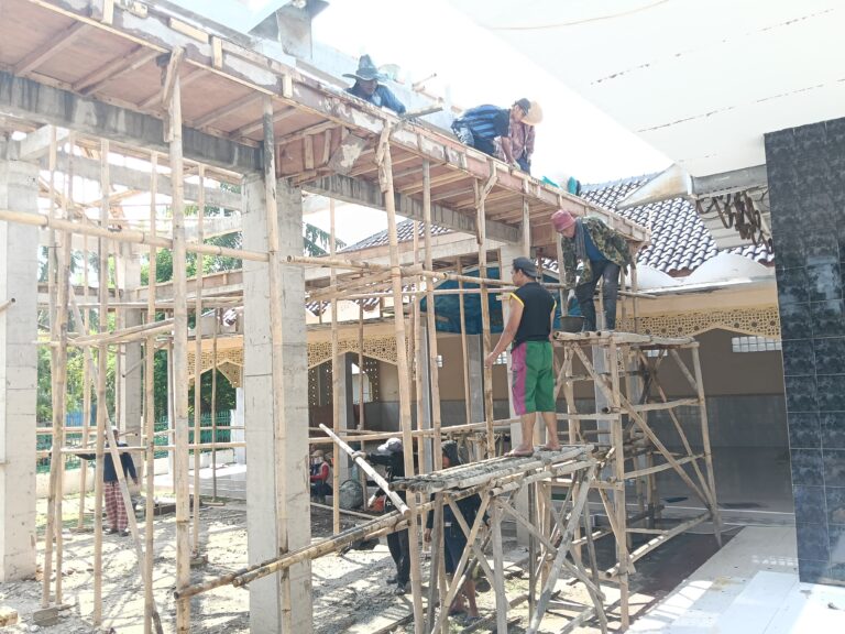 Foto; Gorong-gorong warga di Masjid Al-Ijtihad Sidoko Gunung Kaler