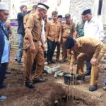 Foto; Bupati Tangerang, Moch Maesyal Rasyid lakukan peletakan batu pertama pembangunan pondok pesantren Salafy Albadariyah Kecamatan Pasar Kemis