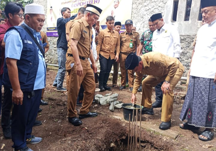 Foto; Bupati Tangerang, Moch Maesyal Rasyid lakukan peletakan batu pertama pembangunan pondok pesantren Salafy Albadariyah Kecamatan Pasar Kemis