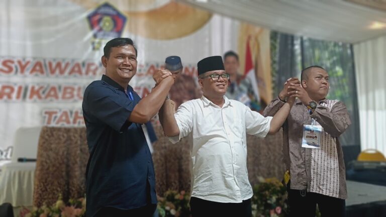 Foto; Heriyanto Ketua DPC KWRI Kabupaten Tangerang terpilih, Ari Ketua Satria Banten, dan Petahana Anoy