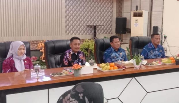 Camat Kelapa Dua Dadang Sudrajat saat terima kunjungan dari Camat Simpang Empat Abdul Muiz beserta rombongan (foto istimewa)
