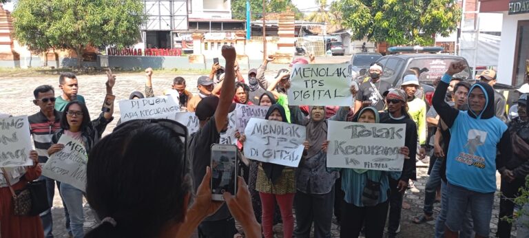 Warga Desa Mulyasari geruduk Kantor Kecamatan Bangodua Indramayu