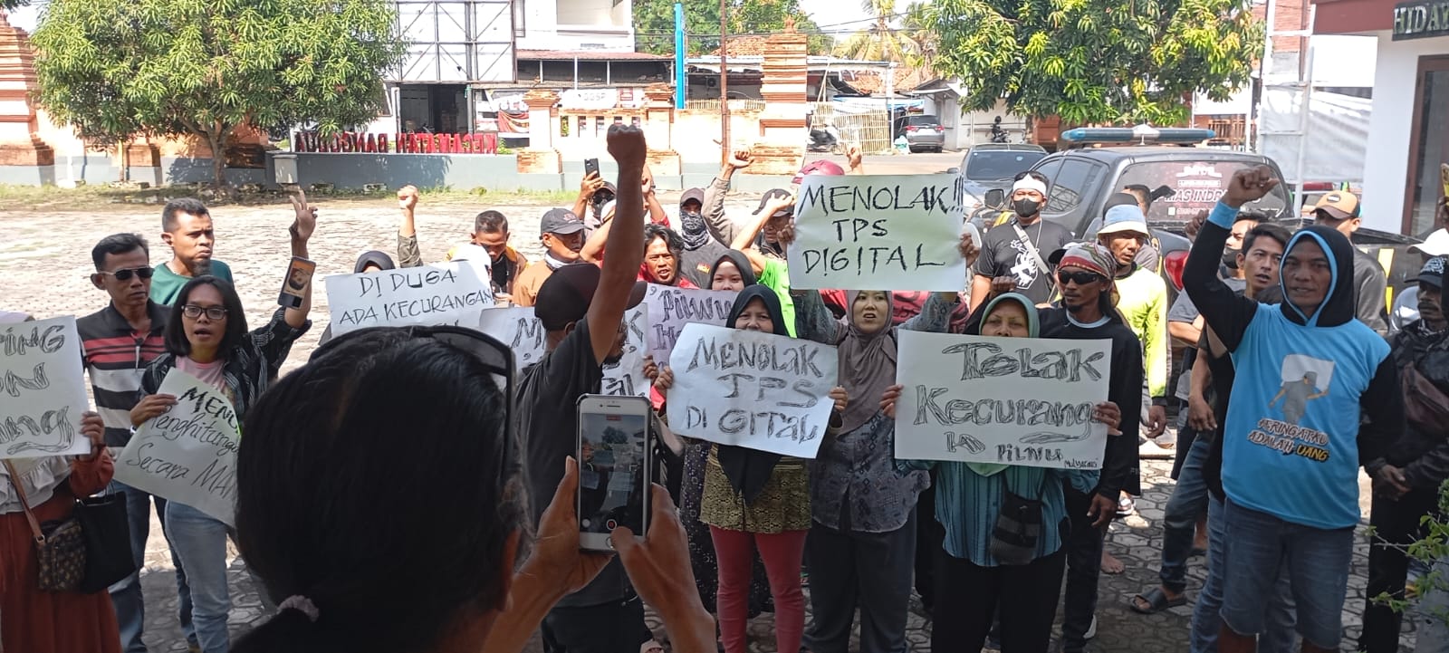 Warga Desa Mulyasari geruduk Kantor Kecamatan Bangodua Indramayu
