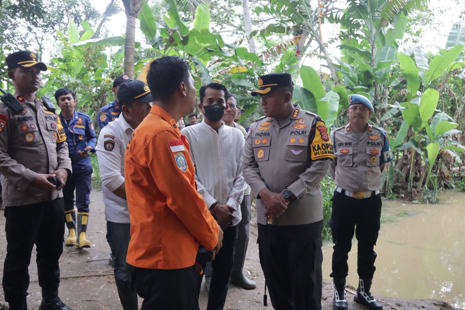Kapolresta Tangerang, Indra Waspada didampingi Camat Eka, memberi arahan pada tim SAR di Kali Cidurian Desa Renged Kresek lokasi Santri Tenggelam