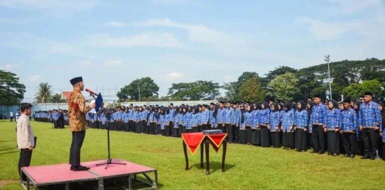 Bupati Lebak, Moch. Hasbi Asyidiki Jayabaya saat pimpin acara pelantikan PPPK di Stadion Uwes Qorny Rangkasbitung