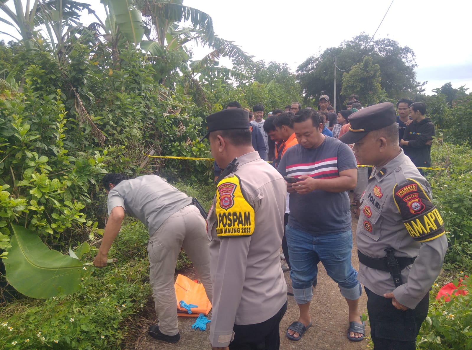 Aparat Polresta Tangerang lakukan olah TKP di Temuan Jasad Pria di Pinggir Jalan Jambe