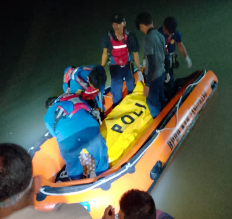 Foto; Tim SAR dan Polsek Kresek evakuasi jasad korban Tenggelam di Bekas Galian Desa Kandawati Kecamatan Gunung Kaler Kaler
