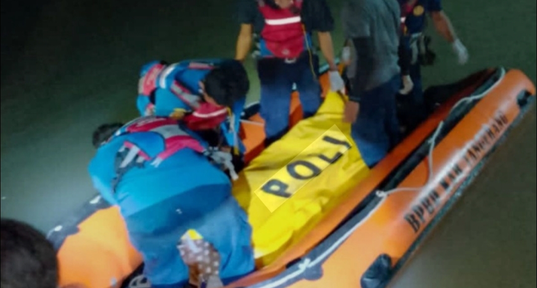 Foto; Tim SAR dan Polsek Kresek evakuasi jasad korban Tenggelam di Bekas Galian Desa Kandawati Kecamatan Gunung