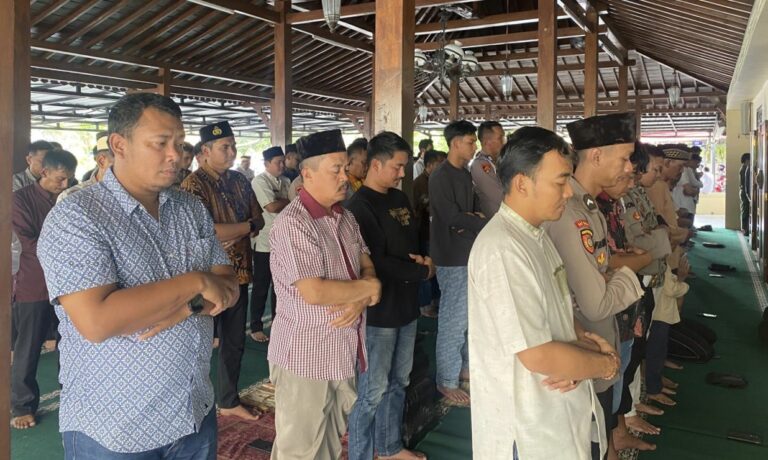 Foto; Personel Polresta Tangerang laksanakan Salat Gaib di Masjid Al-Latif, untuk korban bencana di Sumatera