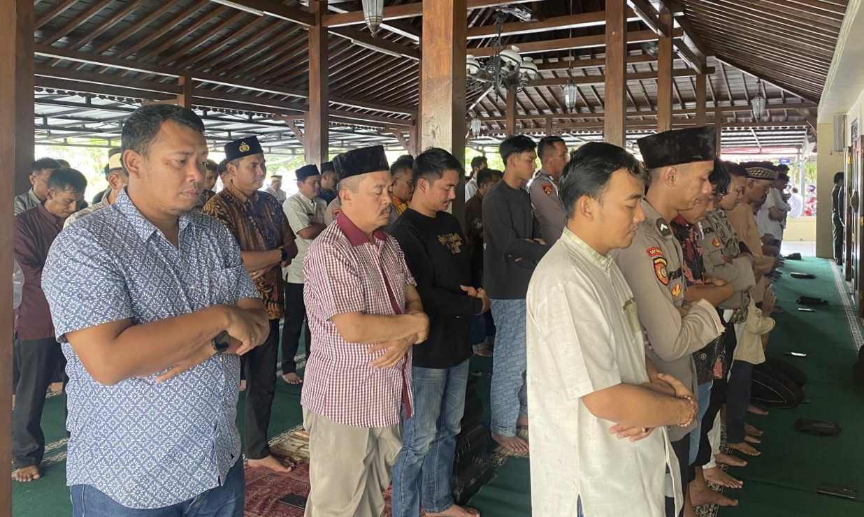 Foto; Personel Polresta Tangerang laksanakan Salat Gaib di Masjid Al-Latif, untuk korban bencana di Sumatera