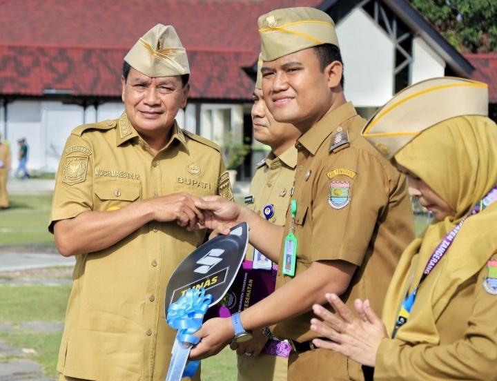 Bupati Moch. Maesyal Rasyid serahkan mobil ambulans sebanyak 28 unit di lapangan Raden Aria Yudhanegara (foto istimewa)