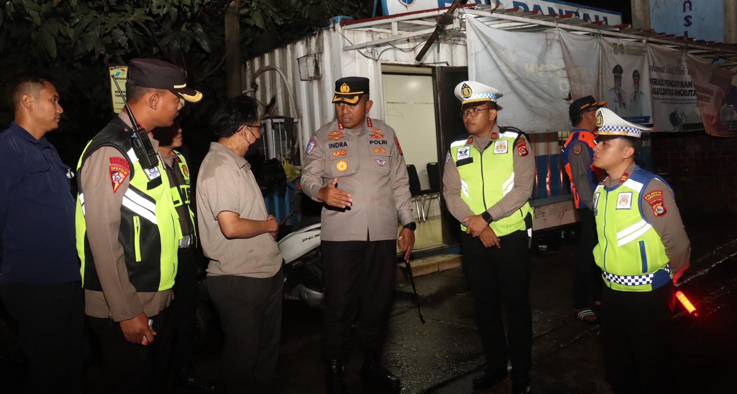 Foto; Kapolresta Tangerang, Kombes Pol Indra Waspada, terjun langsung tertibkan Truk muatan tanah di Perbatasan Tangerang-Serang