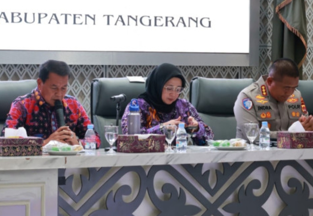Fota; Bupati Maesyal, Wabup Intan, dan Kapolresta Tangerang, Indra Waspada saat Rapat Koordinasi bersama pengusaha tranpoter sepakati jam Operasional truk tambang menjelang libur Nataru di Pendopo
