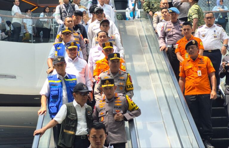 Menko PMK & Kapolri turun langsung tinjau jalur penyeberangan Pelabuhan Merak Banten