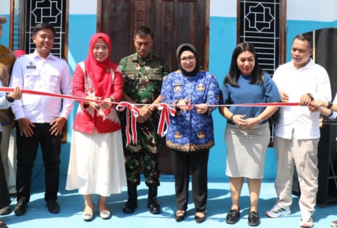 Wakil Bupati Tangerang Intan Nurul Hikmah, tengah, saat meresmikan Dapur SPPG MBG di Desa Rancabuaya (foto istimewa)