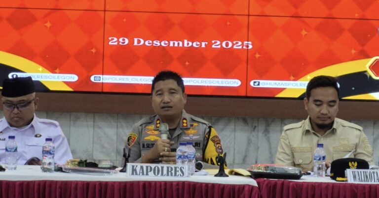 Kapolres Cilegon, AKBP Maruli Silitonga, tengah (foto/Abo)