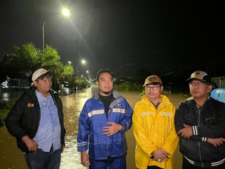 Wali kota Cilegon, Robinsar (biru) saat dilokasi banjir di Kecamatan Ciwandan
