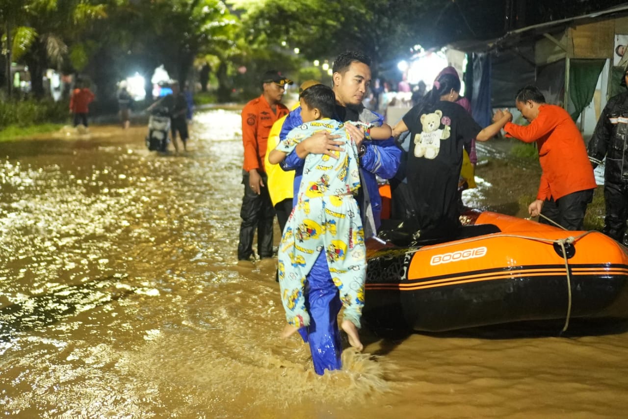 Wali Kota Cilegon, Robinsar evakuasi warga banjir di Ciwandan