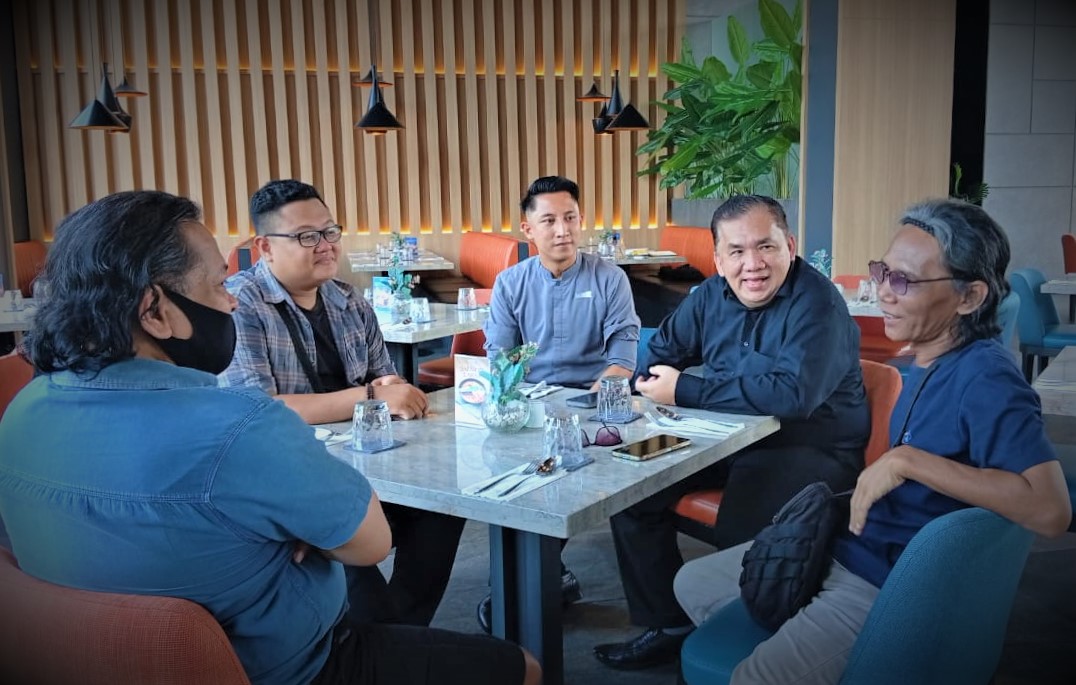 Suasana rapat pematangan rencana pergelaran ajang musik lawas oleh Aston Serang, G2 Entertainment dan musisi Kota Serang, di Aston Serang