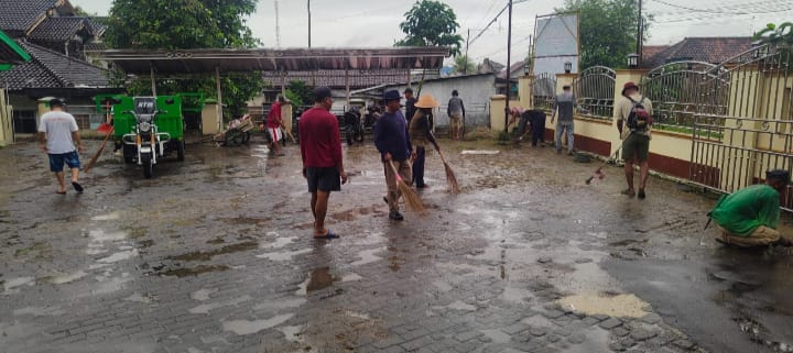 Pemdes Bakung dan Warga bersih-bersih di Masjid Al-Hikmah Kampung Kandang Gede (Foto/Abo)