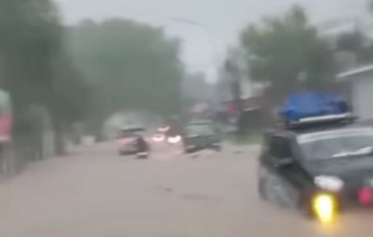 Banjir di Kecamatan Baros Merendam Jalan Raya Serang-Pandeglang (Foto/Abo)