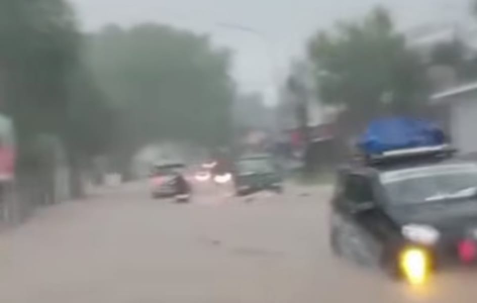 Banjir di Kecamatan Baros Merendam Jalan Raya Serang-Pandeglang (Foto/Abo)