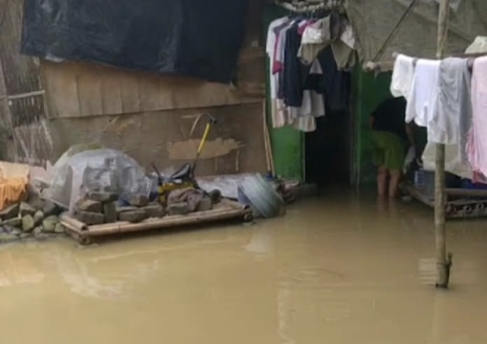 Kondisi air masuk rumah warga desa Pasirampo Kecamatan Kresek (foto/Abo)