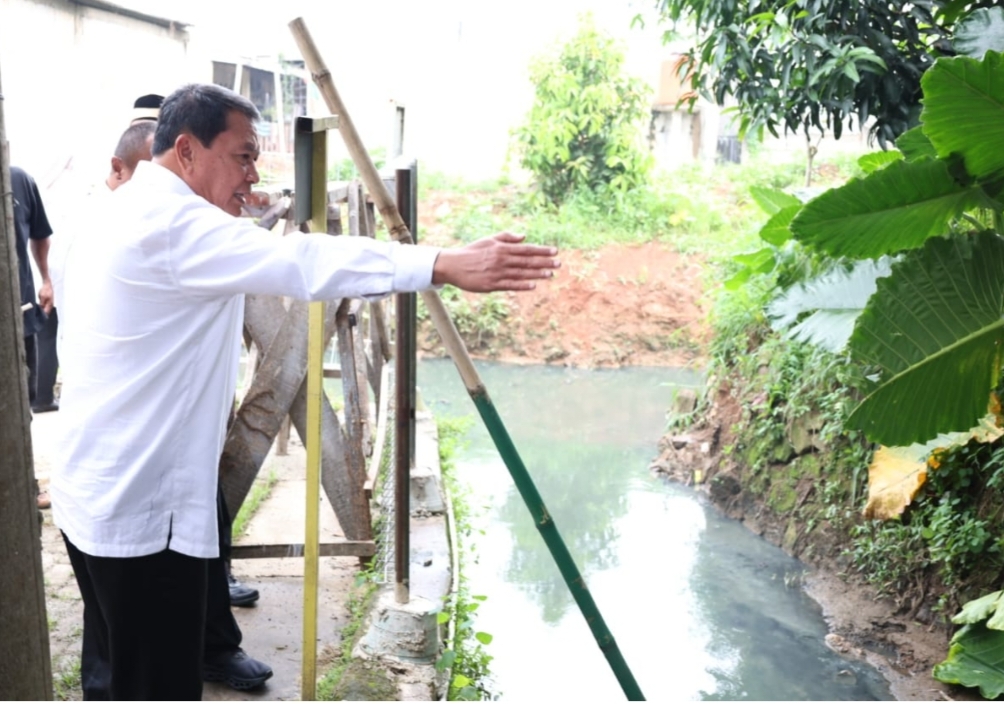 Bupati Tangerang, Moch. Maesyal Rasyid saat tinjau tandon penanganan banjir di Perumahan Permata 2 Balaraja