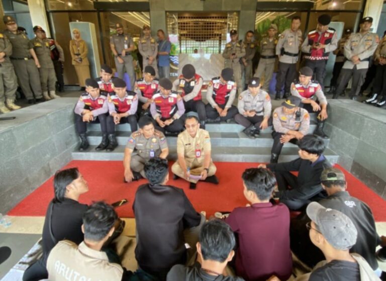 Aksi demo Forum Mahasiswa Intelektual (FORMI) di kantor Bupati Tangerang (Dok/ExposeBanten.com)