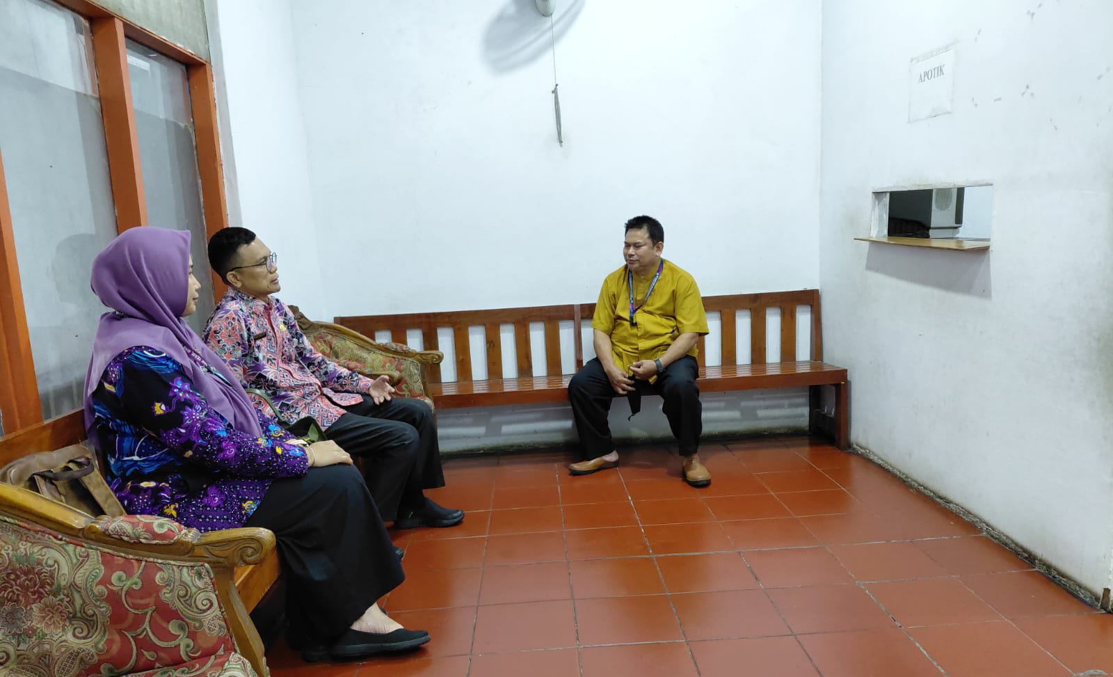 Foto; Kepala Puskesmas Gembong Balaraja saat di Klinik Nurbakti Desa Tobat