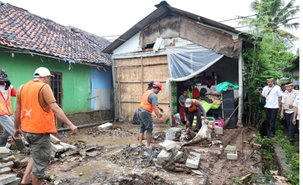 Kondisi rumah Ibu Sati (63) warga Desa Talok Kecamatan Kresek saat ditinjau Bupati Tangerang (foto/istimewa)
