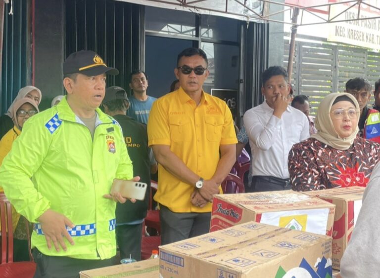 Penyerahan bantuan banjir di Kecamatan Kresek oleh DPD Golkar Kabupaten Tangerang (Dok/Abo)