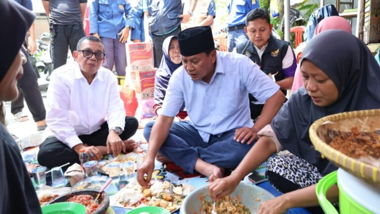 Bupati Tangerang, Moch. Maesyal Rasyid makan bersama warga terdampak banjir di Jayanti