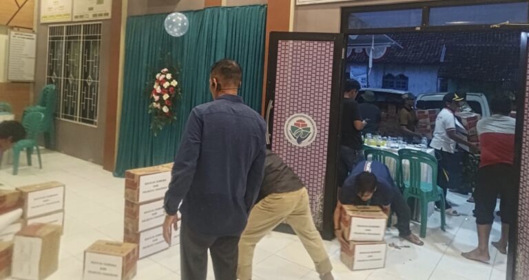 Polresta Tangerang turunkan Paket Sembako di Kantor Desa Kandawati untuk korban banjir (foto istimewa)