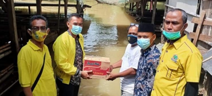 Dewan Deni Hendriadi saat tinjau banjir di Kresek dan salurkan logistik ke pengungsian (foto istimewa)