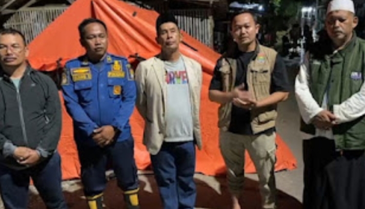 Camat Kronjo, H.Mumu Mukhlis saksikan tiba bantuan di Cirumpak untuk warga terdampak banjir (foto istimewa)