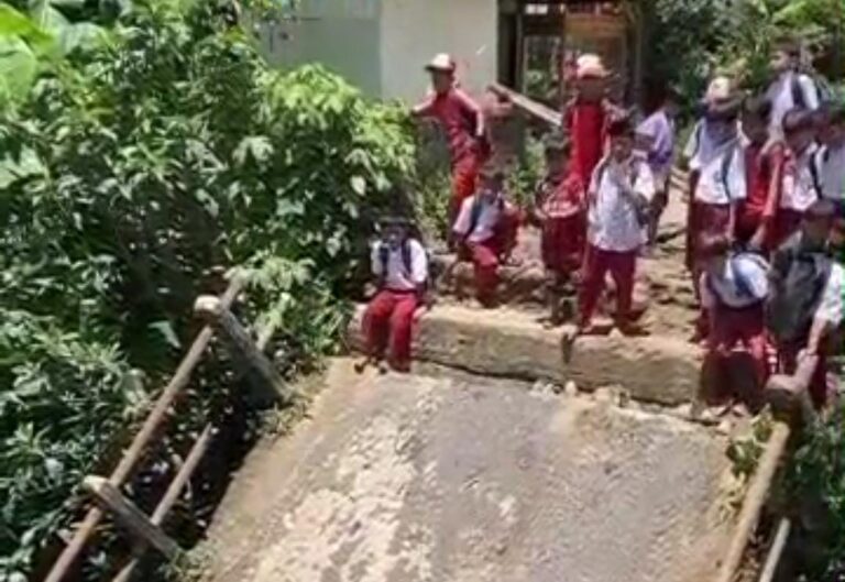 Foto: tangkapan layar video viral soal Jembatan roboh di wilayah Pandeglang Banten