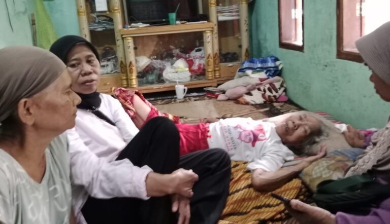 Keluarga Nenek Sarnamah saat kejadian