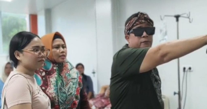 Foto Istimewa: Ibu tiri almarhum NS (tengah)