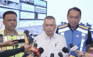 Menhub Dudy Purwagandhi (Tengah)