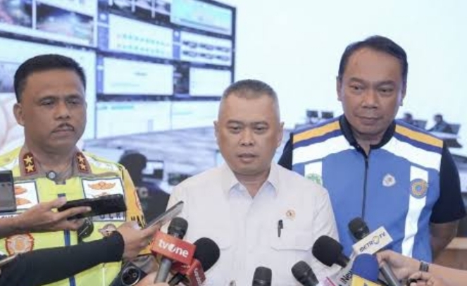 Menhub Dudy Purwagandhi (Tengah)