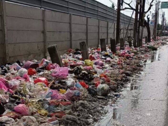 Tumpukan sampah di jalan raya Selembaran Kampung Melayu Kecamatan Teluknaga
