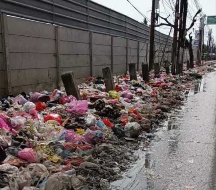 Tumpukan sampah di jalan raya Selembaran Kampung Melayu Kecamatan Teluknaga