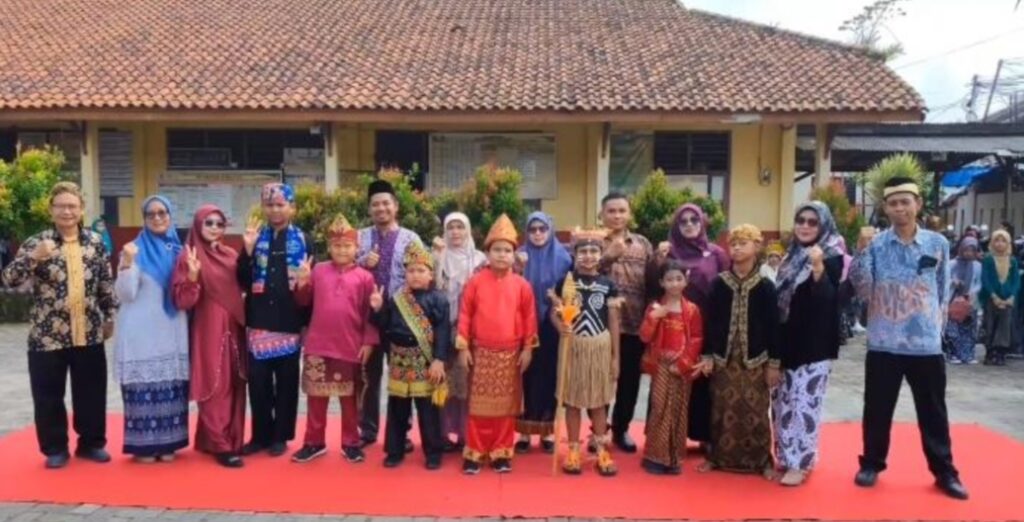Para Dewan guru dan siswa-siswi SDN Tobat 03 Balaraja dalam perayaan hari Kartini 2026