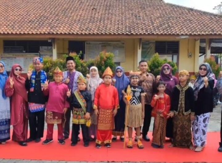 Para Dewan guru dan siswa-siswi SDN Tobat 03 Balaraja dalam perayaan hari Kartini 2026