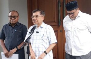 Wakil Presiden RI, Jusuf Kalla (tengah)