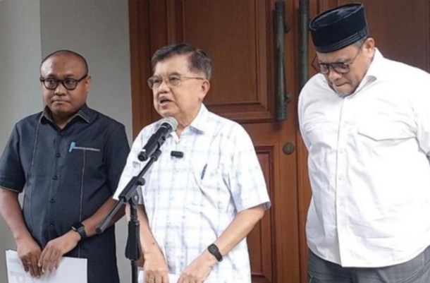 Wakil Presiden RI, Jusuf Kalla (tengah)