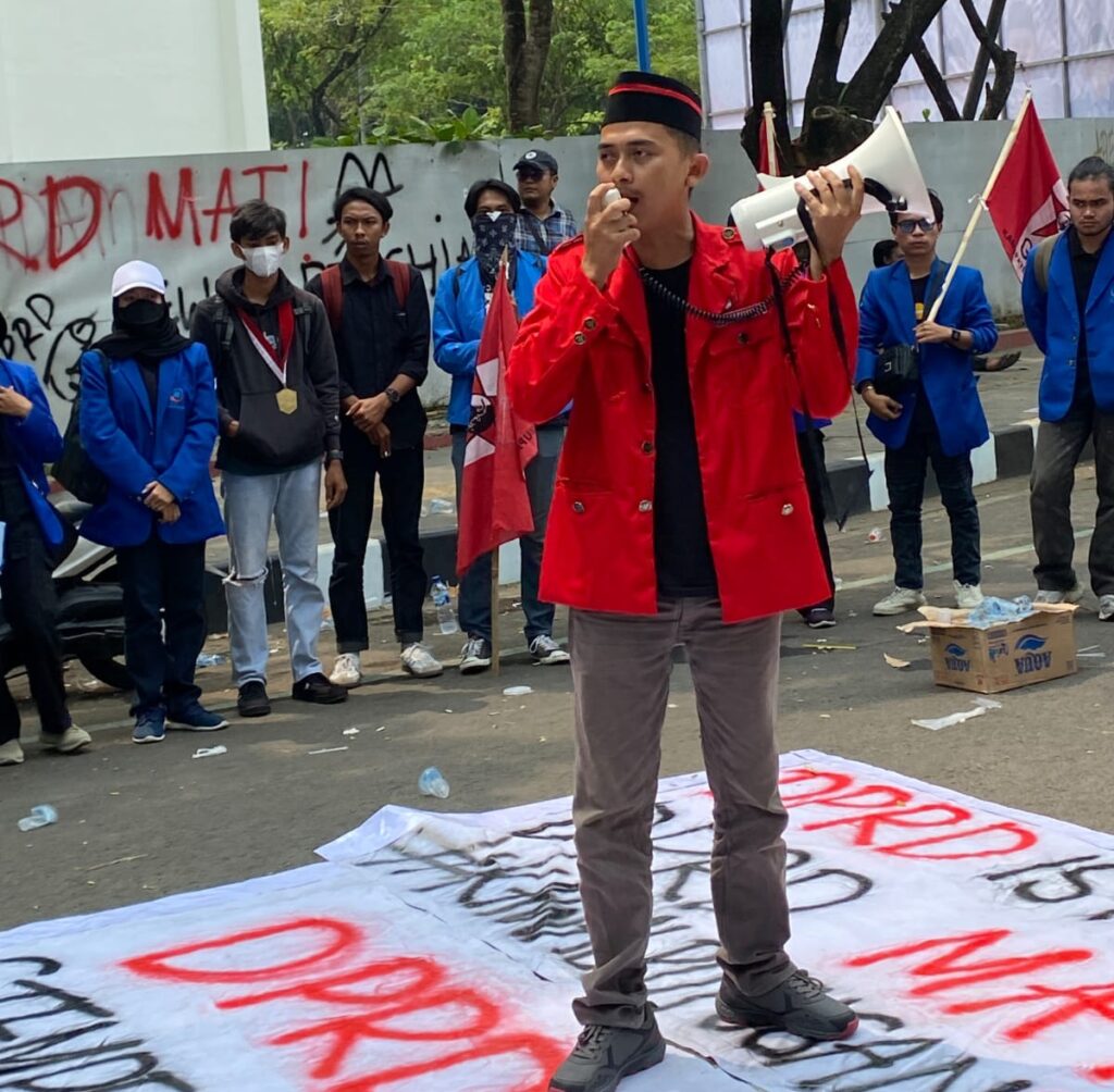 Ketua DPD GMNI Banten, Endang Kurnia saat Orasi (foto: Abo)