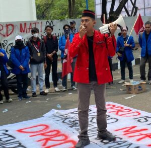 Ketua DPD GMNI Banten, Endang Kurnia saat Orasi (foto: Abo)