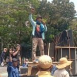 Foto: Kholid saat Orasi di depan Kantor Bupati Tangerang (22/4/2026)